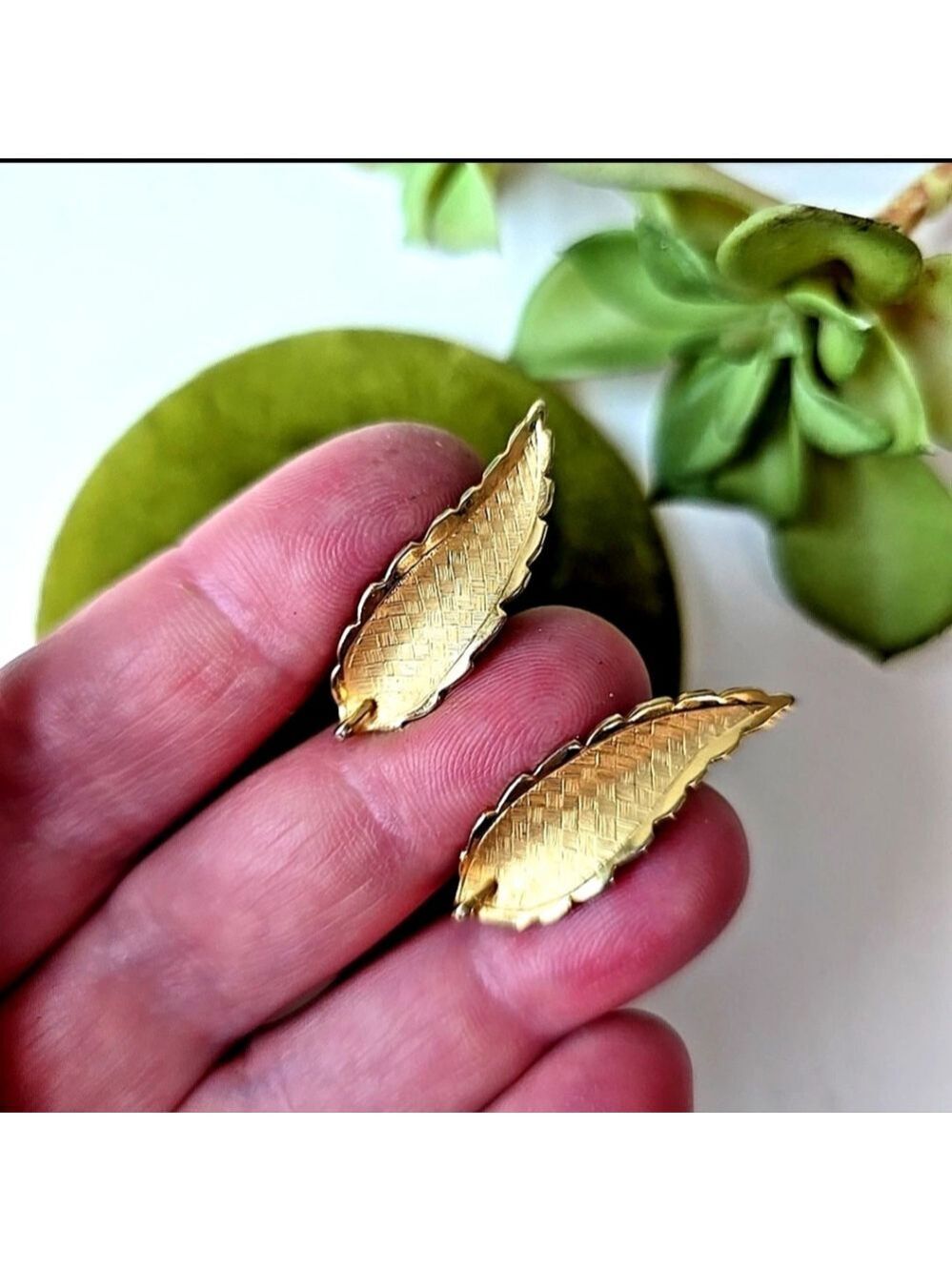 Vintage Giovanni Gold Tone earrings Clip on